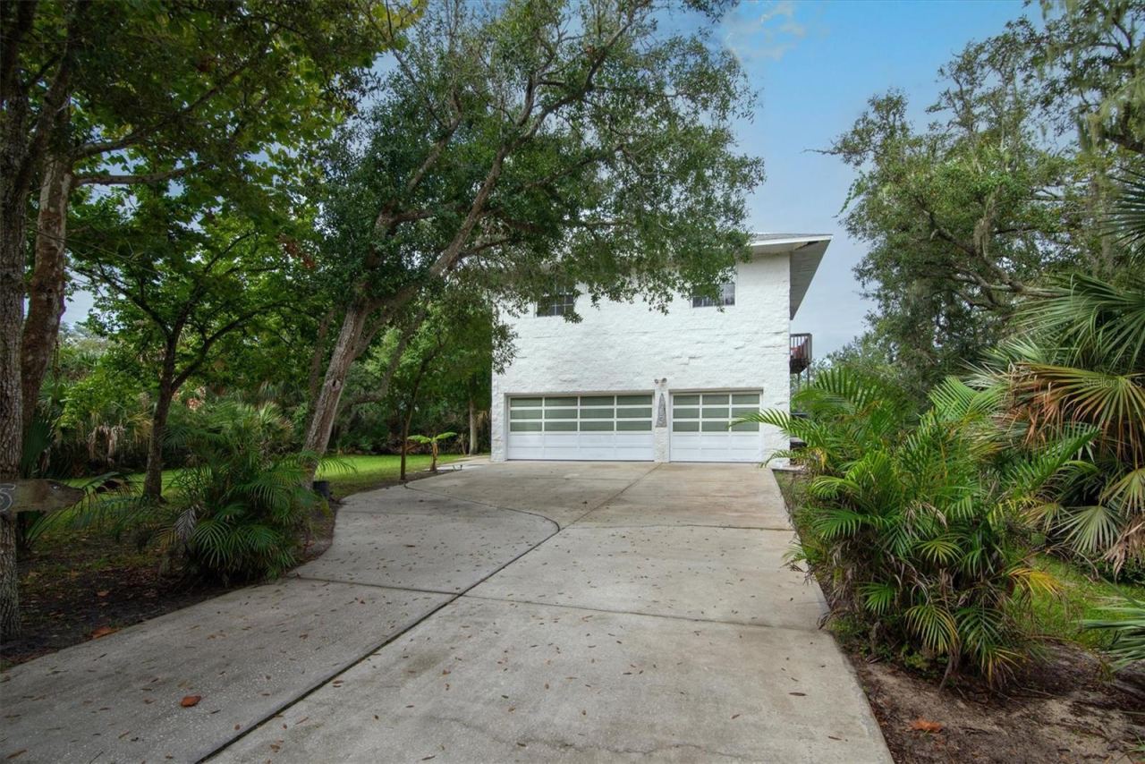 Photo 9 of 20: Front view of the home/driveway
