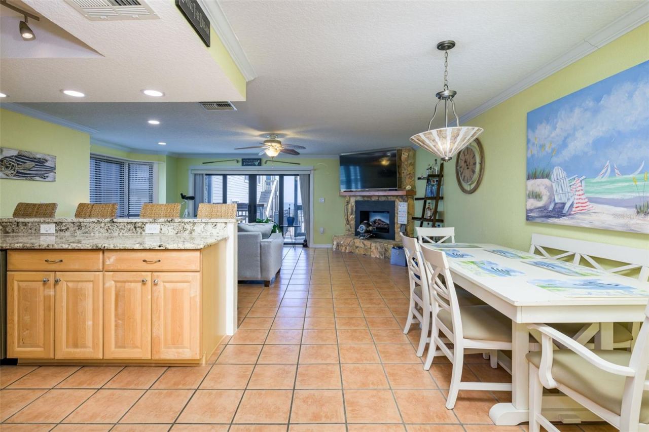 Photo 3 of 20: Dining area open to the kitchen