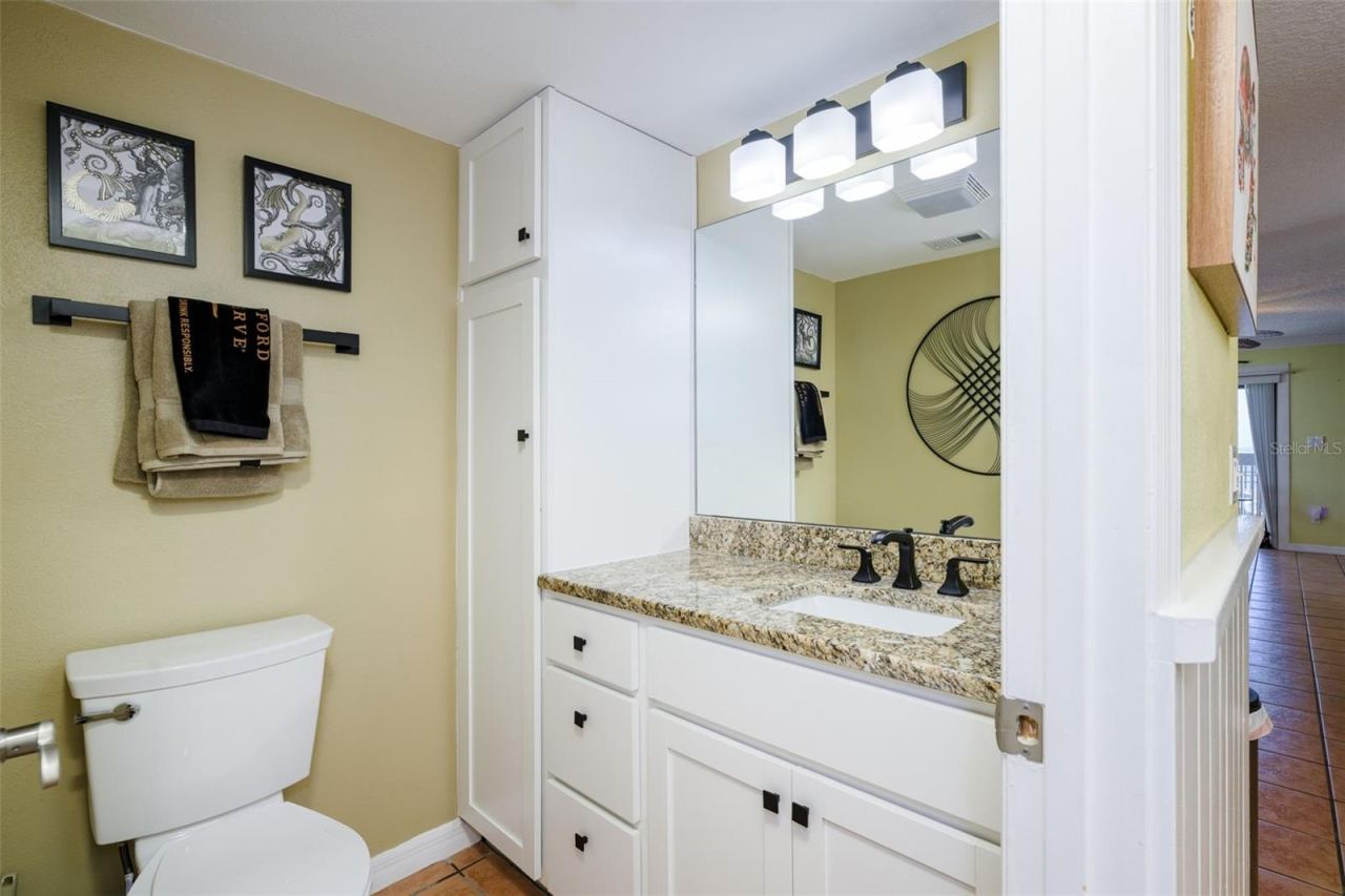 Photo 11 of 20: 1/2 bath on main floor beside the kitchen