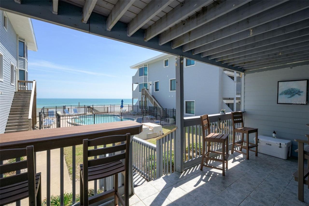Photo 7 of 20: This deck offers wonderful views of the pool and ocean!