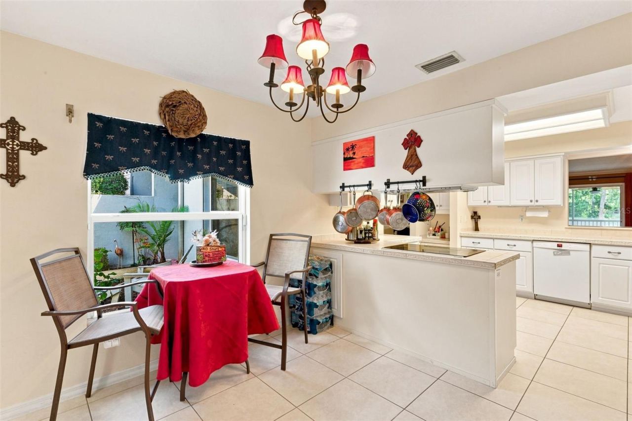 Photo 14 of 20: Eat-In Area of Kitchen