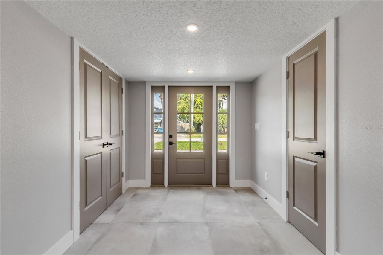 Photo 9 of 20: 1st Floor Entry