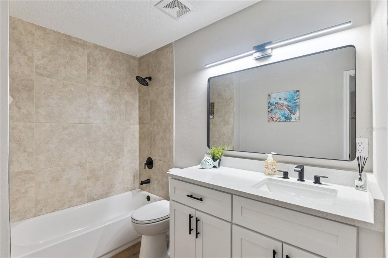 Photo 20 of 20: Secondary Bathroom