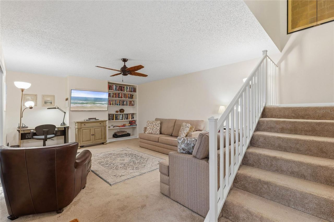 Photo 6 of 20: Living Room