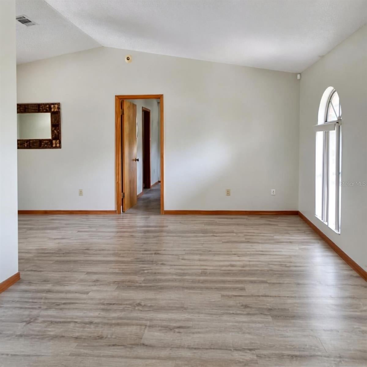 Photo 5 of 6: Living Room
