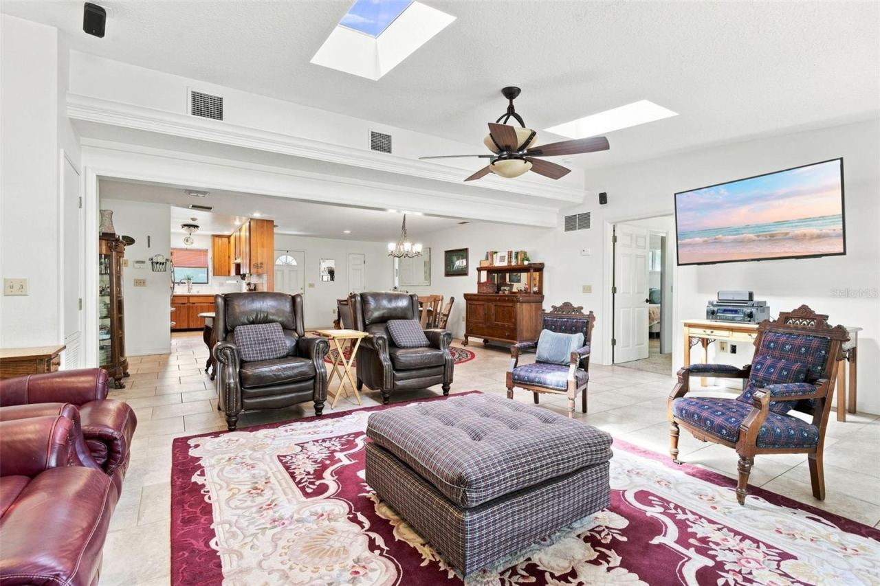 Photo 6 of 20: LIVING ROOM