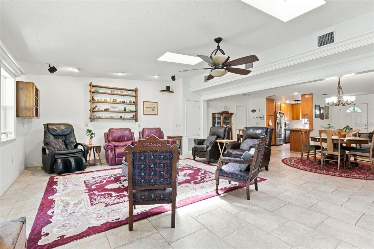 Photo 7 of 20: LIVING ROOM