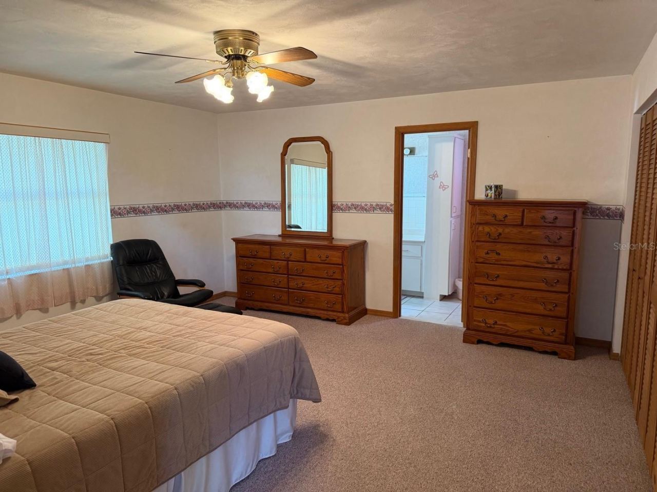 Photo 11 of 16: Master Bedroom