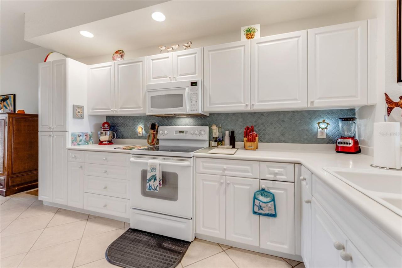 Photo 3 of 20: Kitchen w/breakfast bar