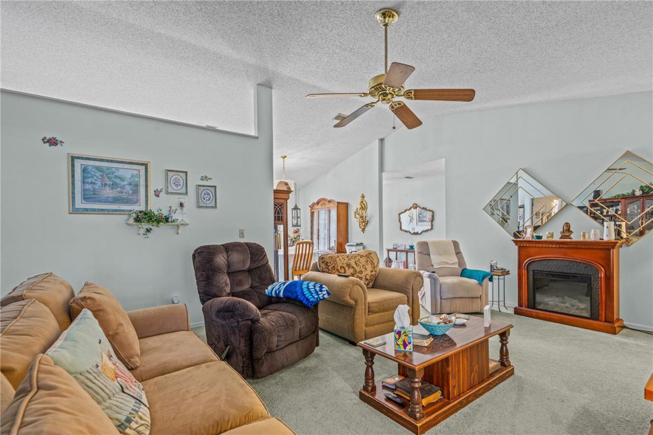 Photo 9 of 20: Living area