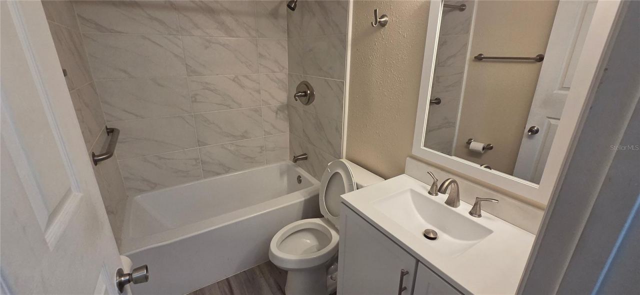 Photo 11 of 20: HALL BATHROOM