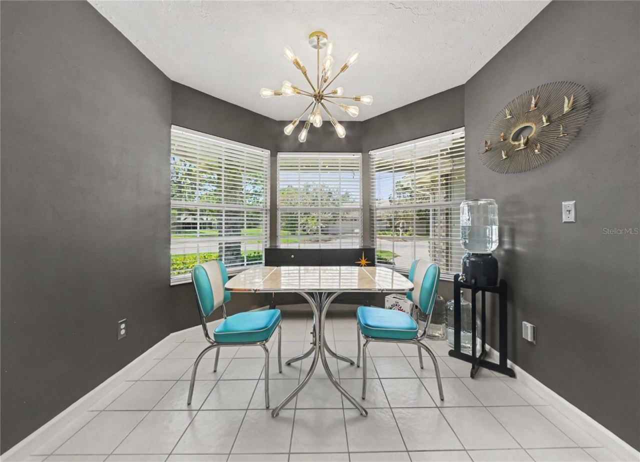 Photo 15 of 20: The spacious eat-in kitchen overlooks the front yard and peaceful common green space.