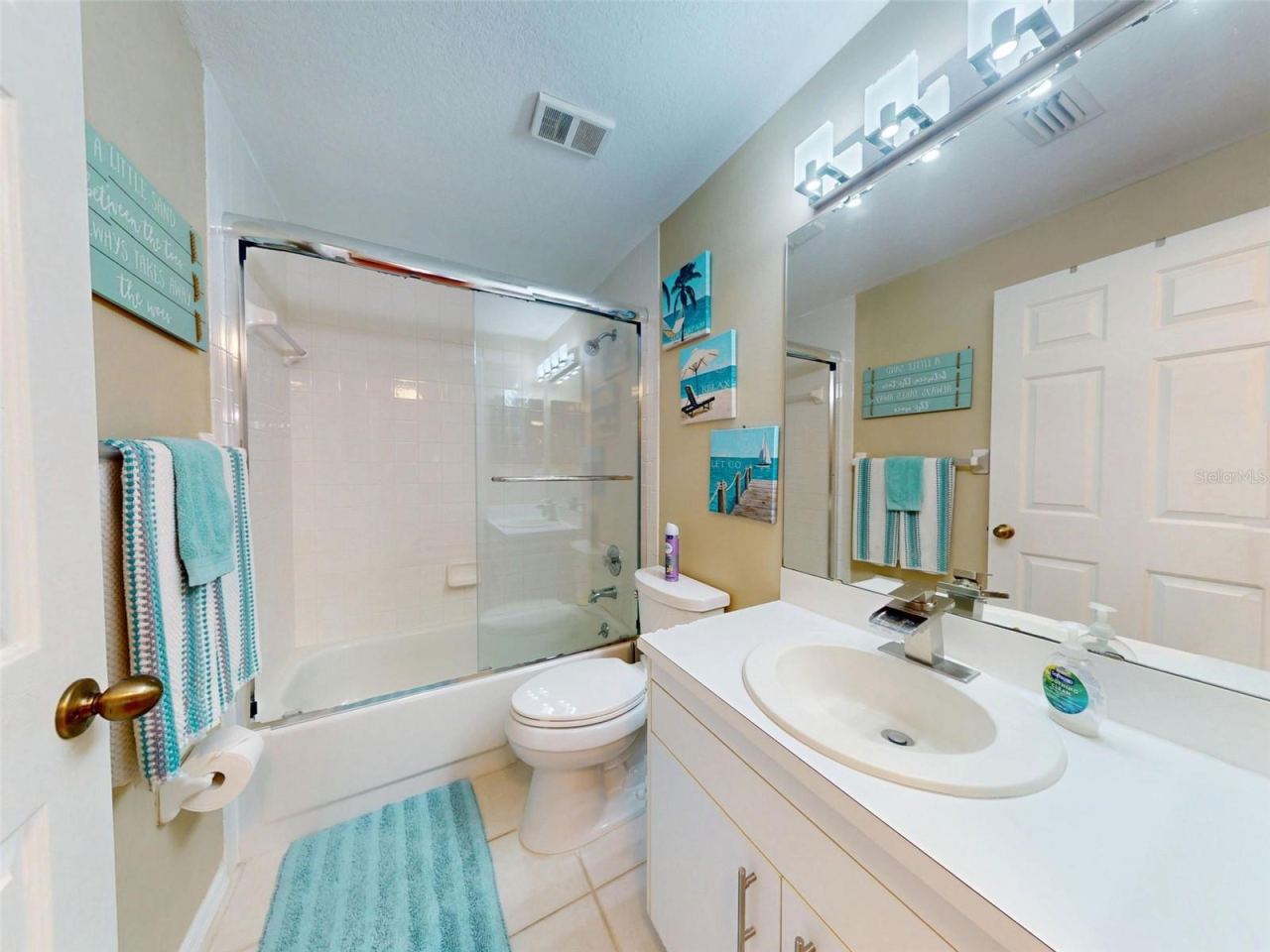 Photo 19 of 20: Guest Bathroom