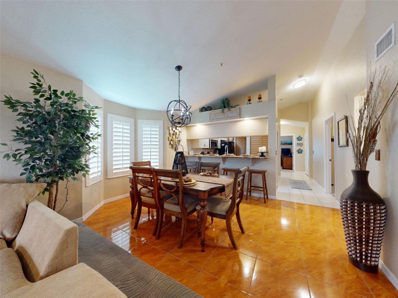 Photo 11 of 20: Dining Room