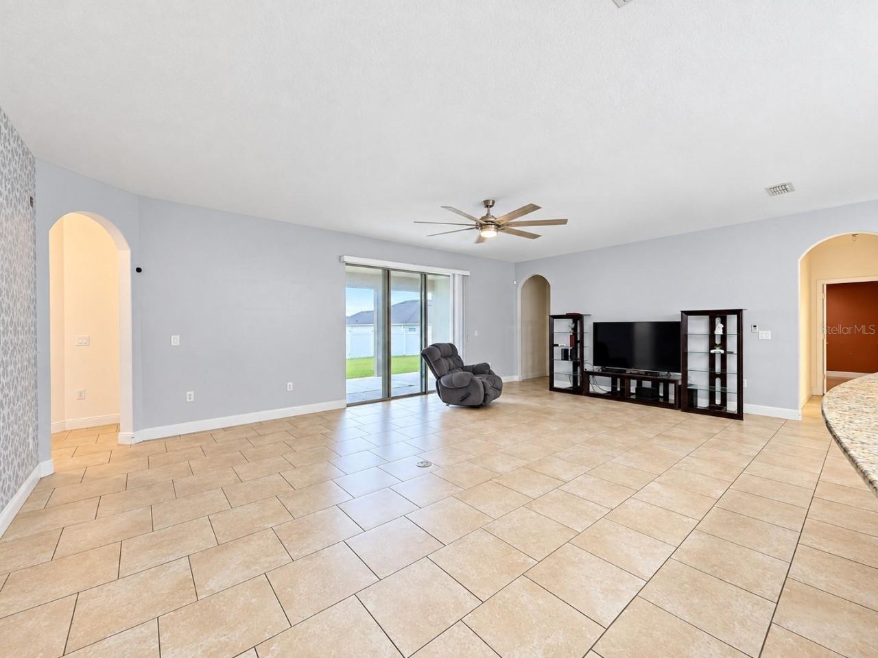 Photo 14 of 20: Family Room/Living Room