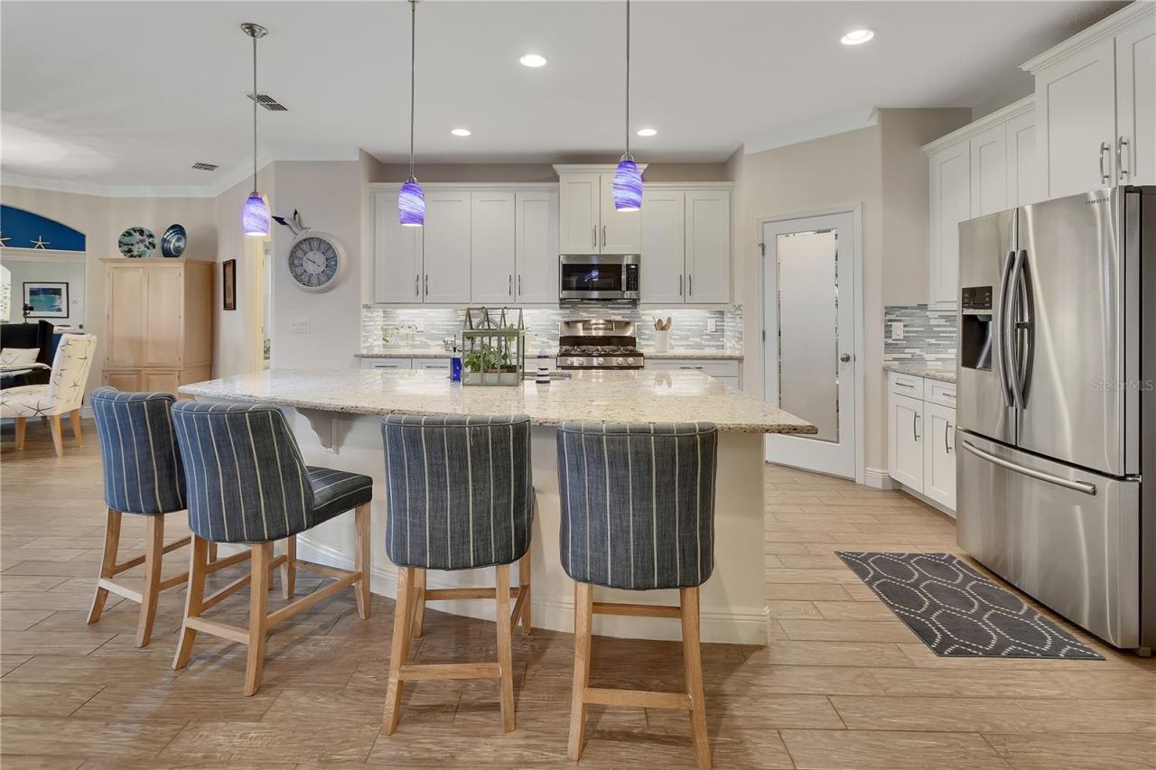 Photo 8 of 20: Kitchen with curved island