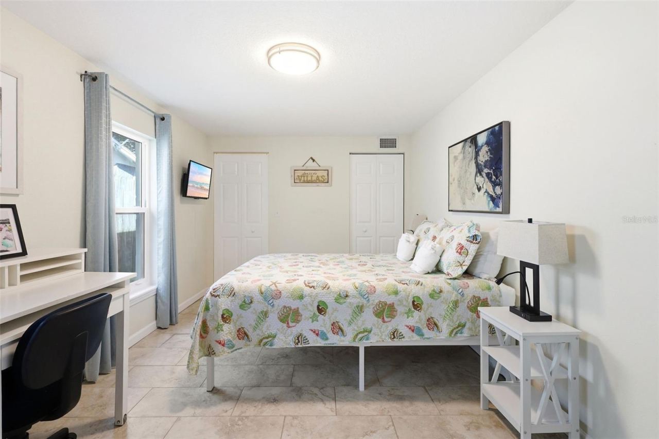 Photo 18 of 20: Large 3rd bedroom with walkin closet