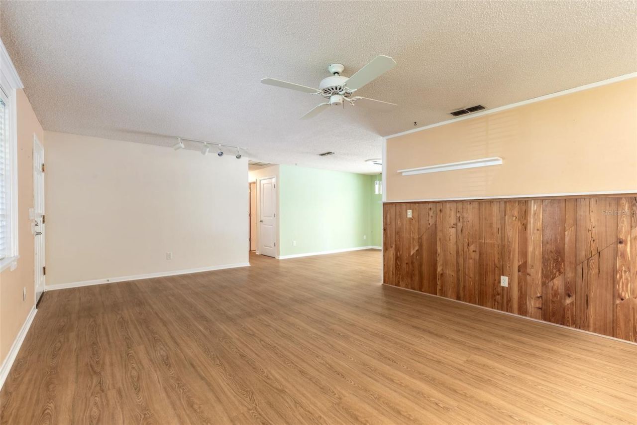 Photo 6 of 20: Living Room