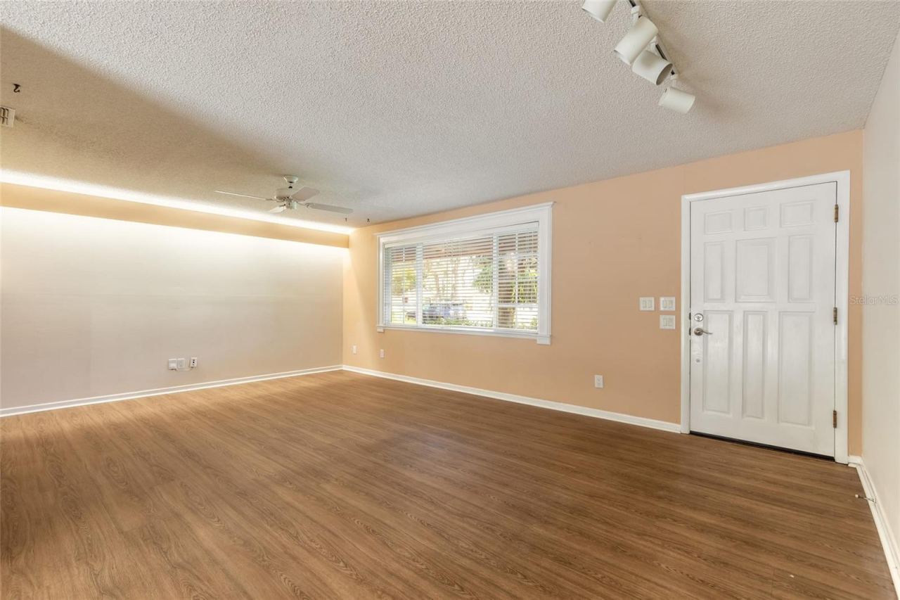 Photo 7 of 20: Living Room