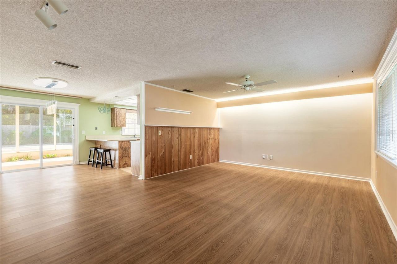 Photo 8 of 20: Living Room