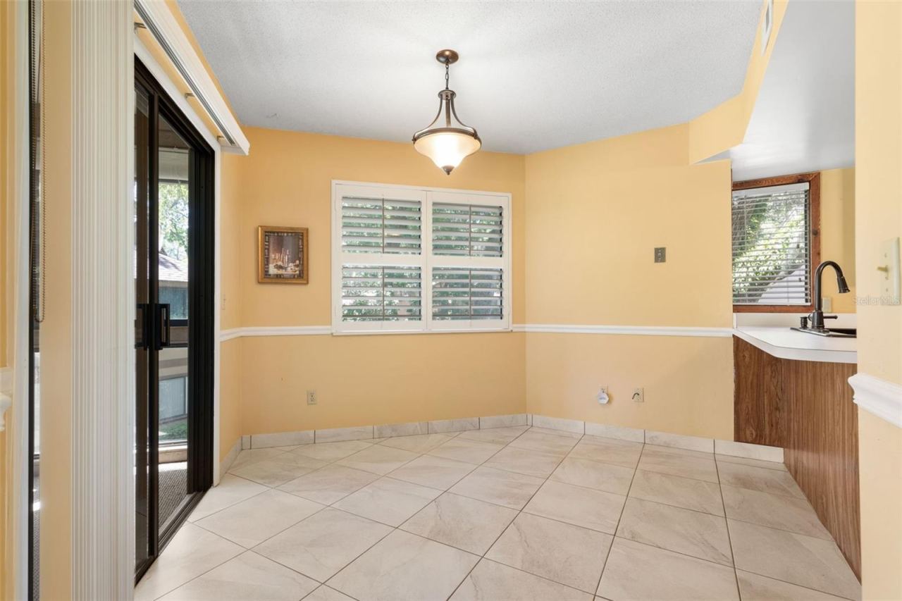 Photo 11 of 20: 20 Mid Oaks Eat In Kitchen