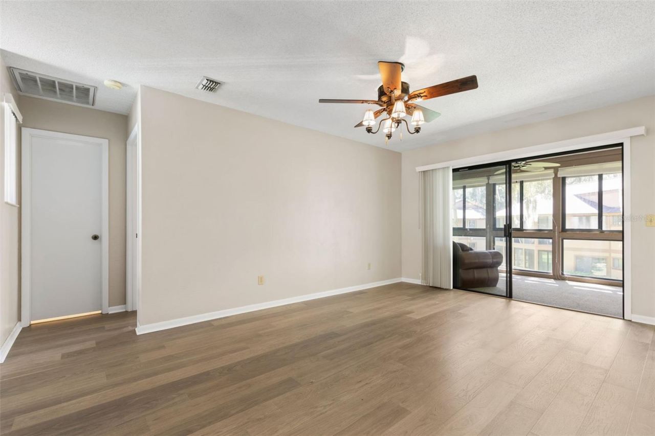 Photo 7 of 20: 20 Mid Oaks Living Room