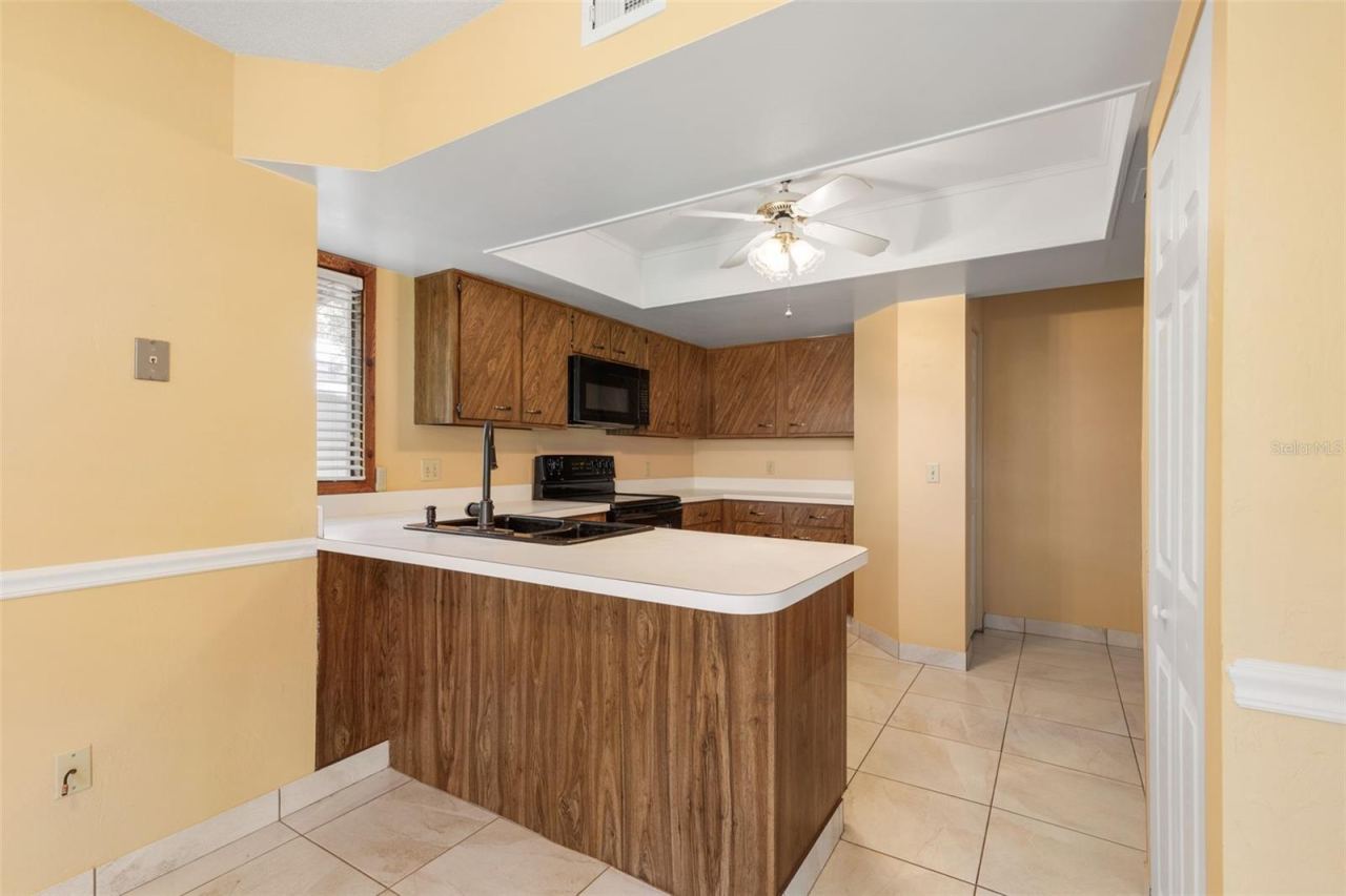 Photo 13 of 20: 20 Mid Oaks Kitchen