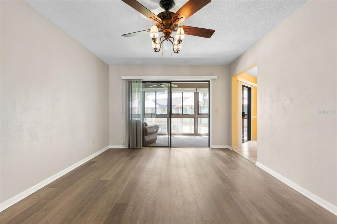Photo 4 of 20: Living Area 20 Mid Oaks
