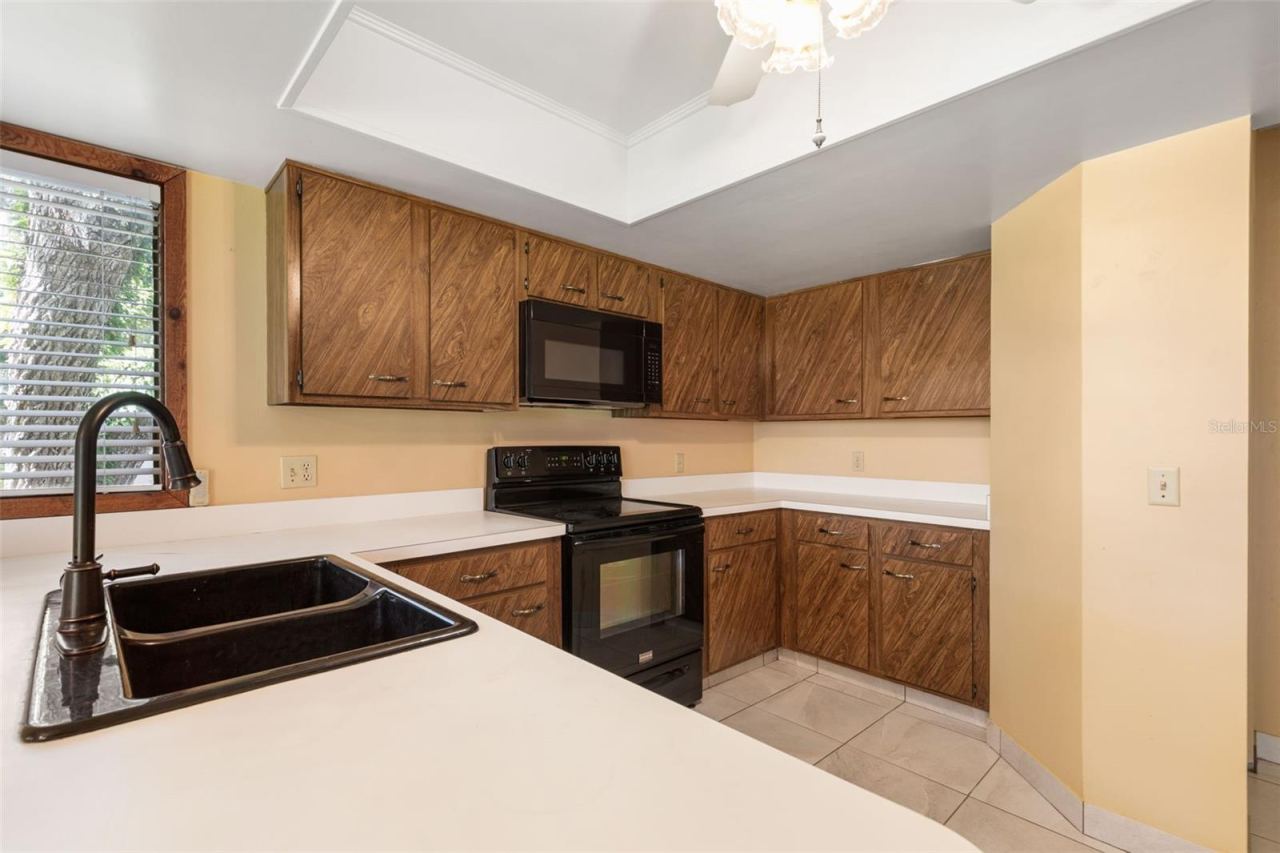 Photo 14 of 20: 20 Mid Oaks Kitchen