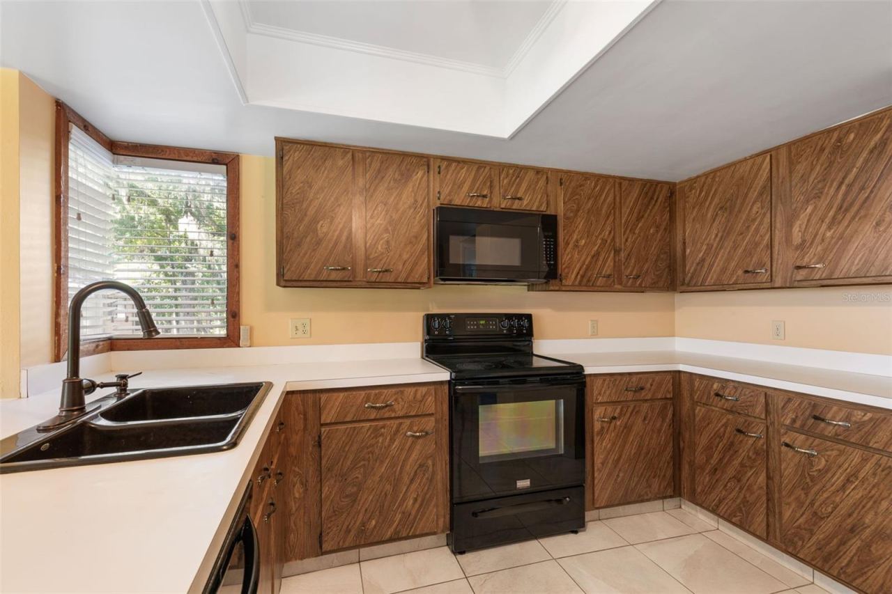Photo 15 of 20: 20 Mid Oaks Kitchen