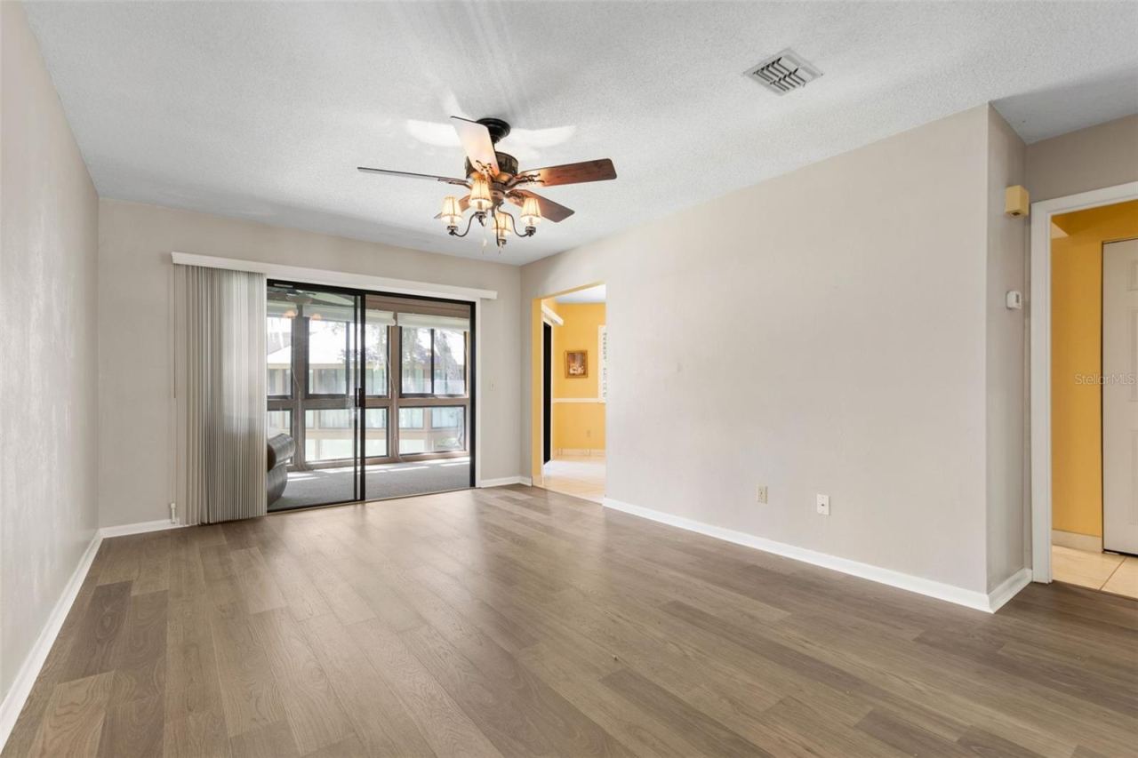 Photo 5 of 20: 20 Mid Oaks Living Room