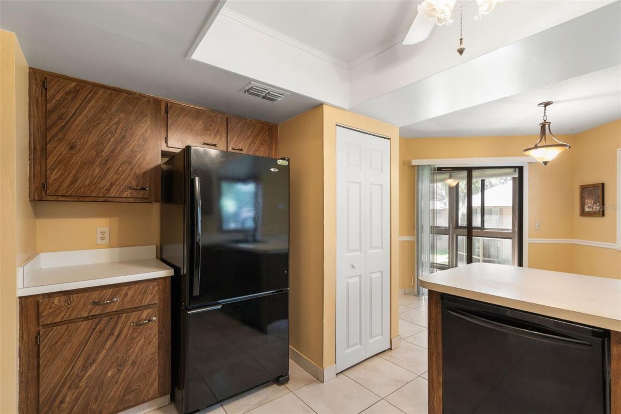 Photo 19 of 20: 20 Mid Oaks Kitchen