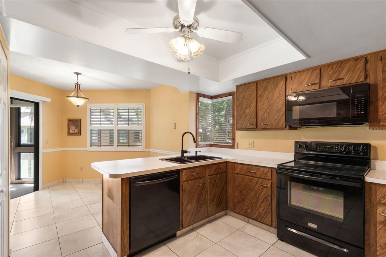 Photo 17 of 20: 20 Mid Oaks Kitchen