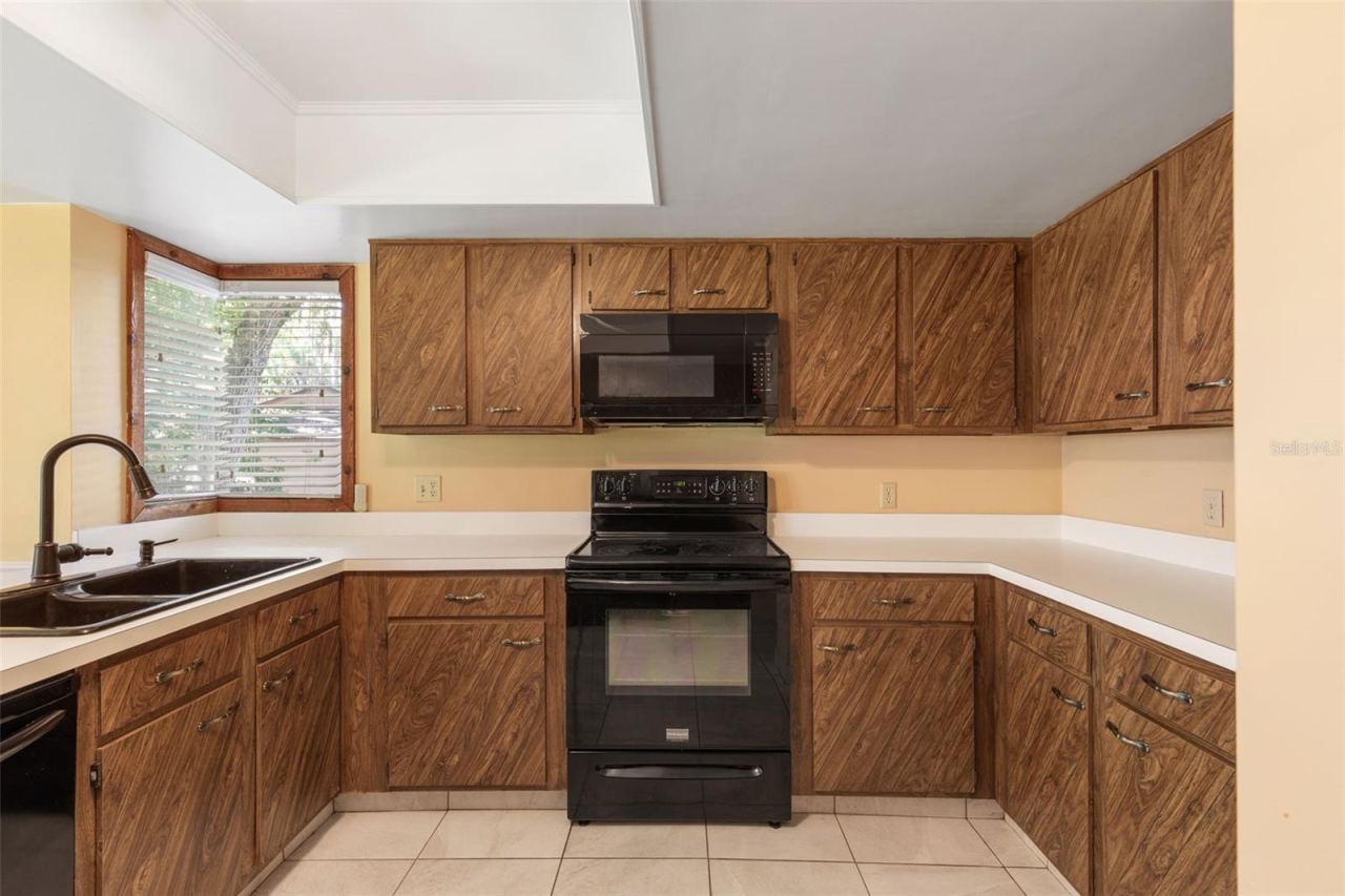 Photo 16 of 20: 20 Mid Oaks Kitchen
