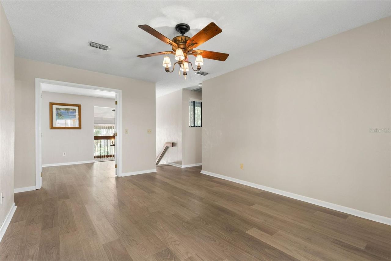 Photo 3 of 20: 20 Mid Oaks Living