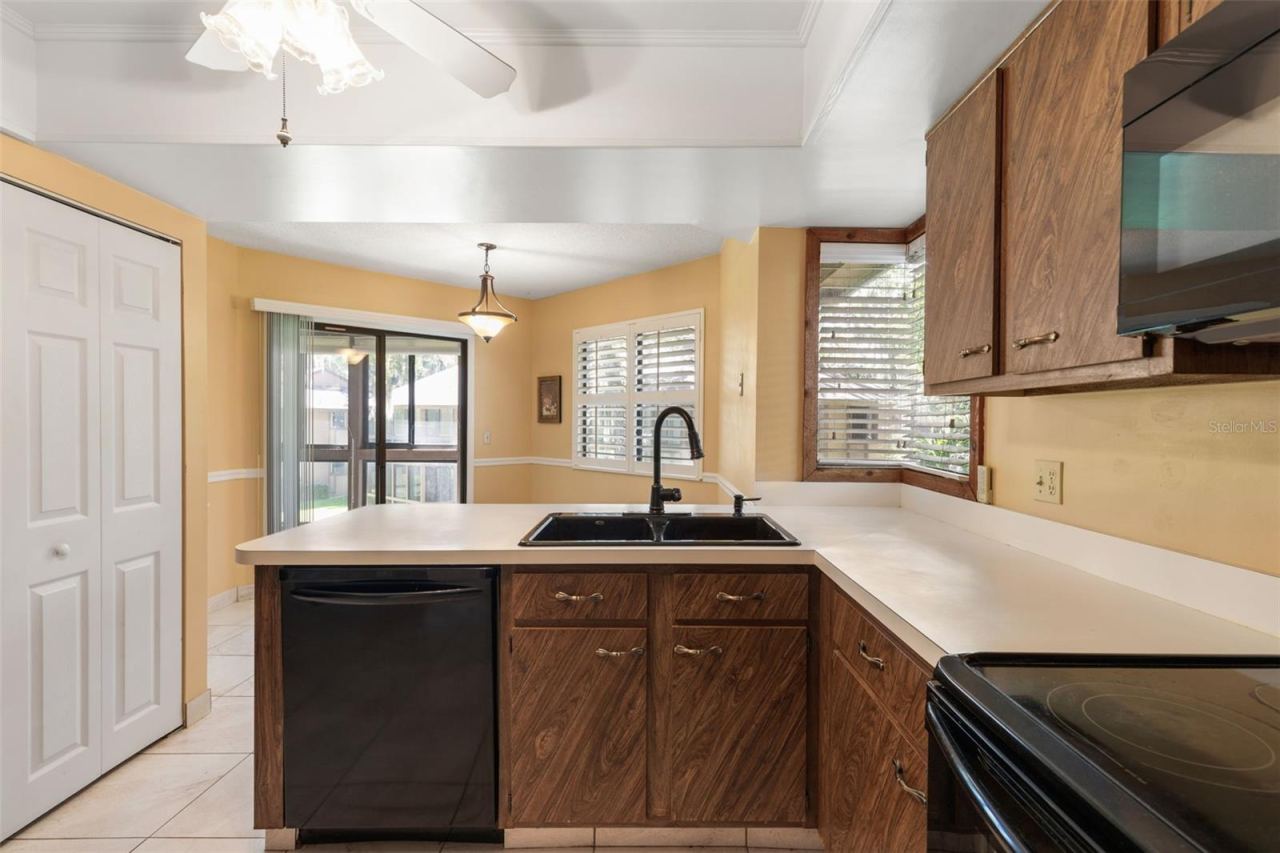 Photo 18 of 20: 20 Mid Oaks Kitchen