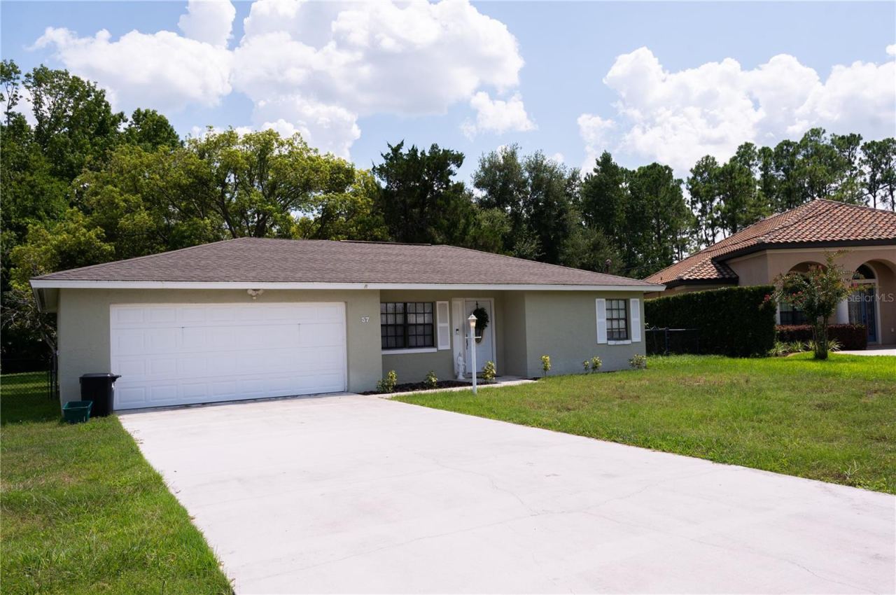 Photo 2 of 20: This property offers ample parking space, providing convenience for residents and guests alike.