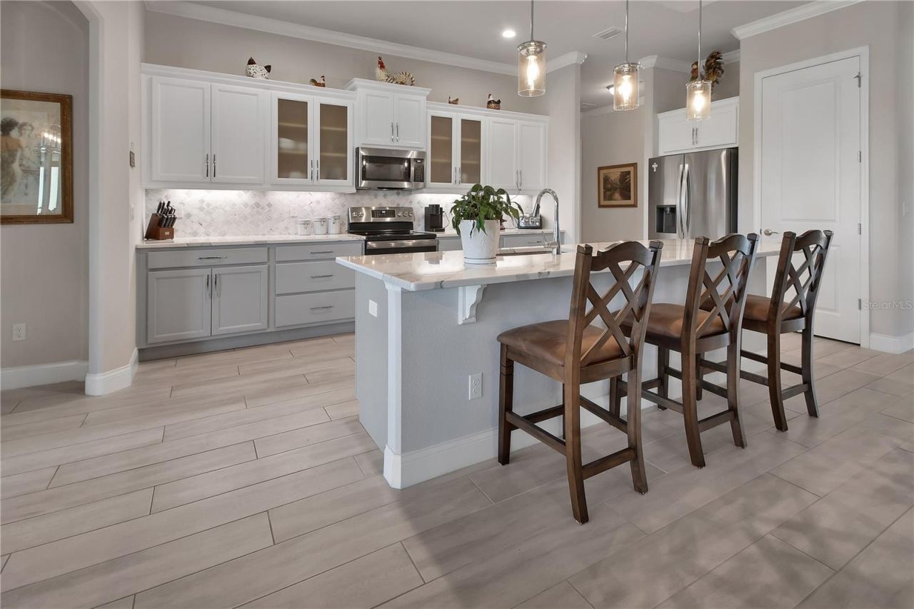 Photo 11 of 20: Casual dining and kitchen