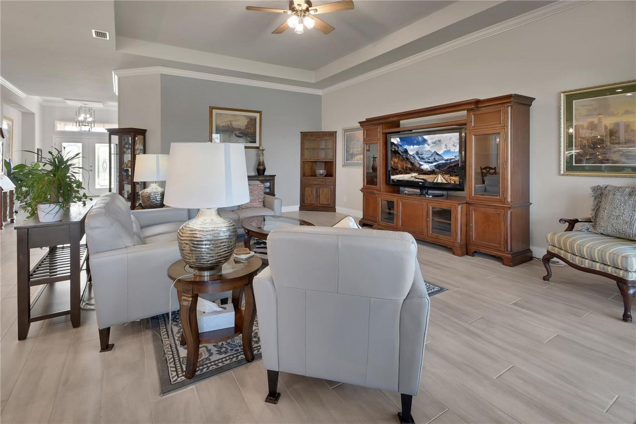 Photo 9 of 20: Spacious Living Room