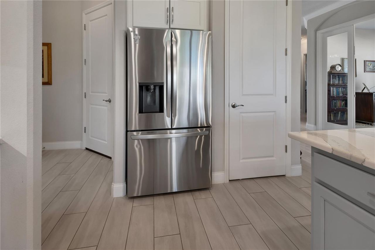 Photo 15 of 20: Pantry and French Door Refrigeratoir