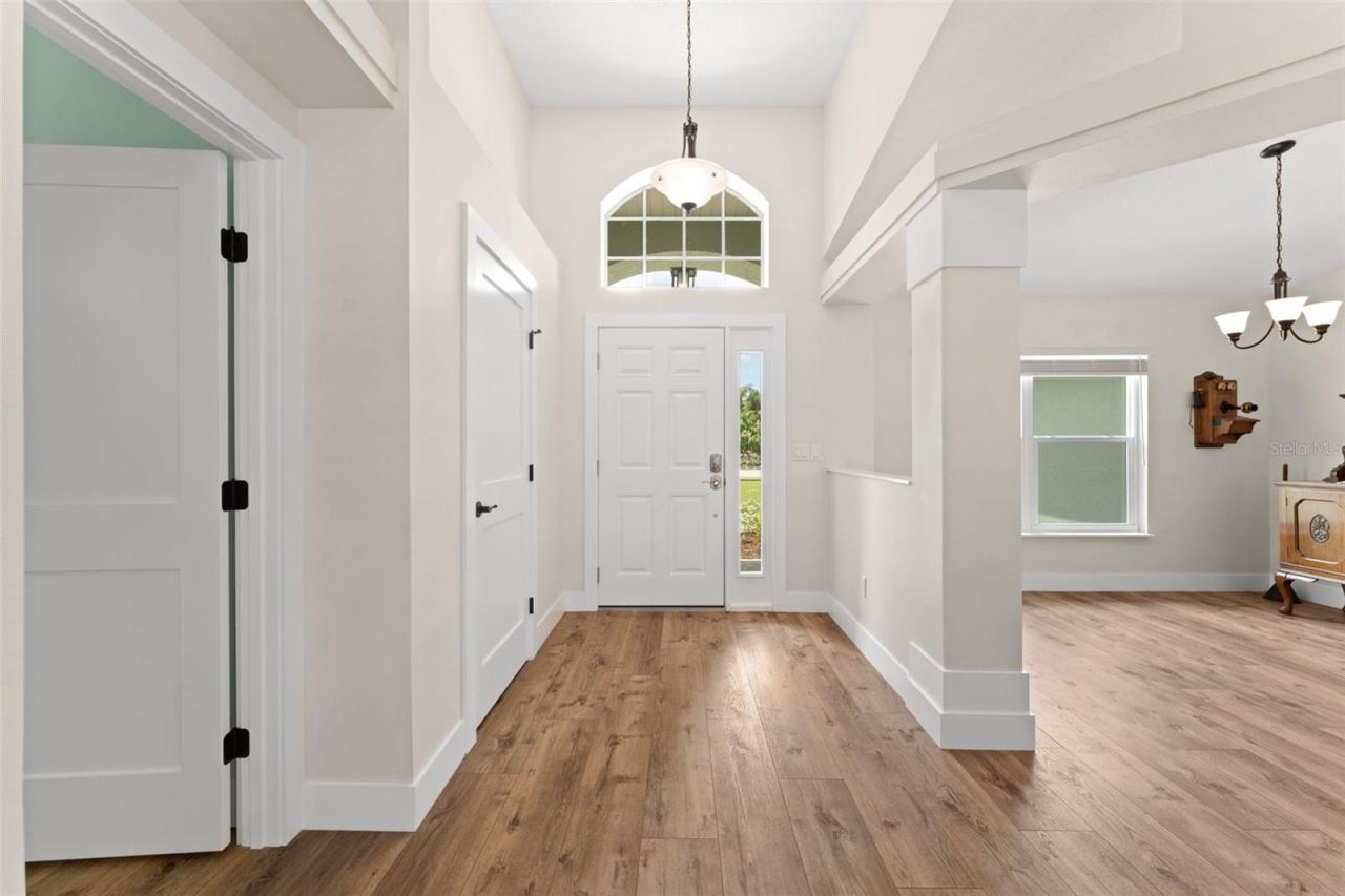 Photo 8 of 20: Foyer Entry