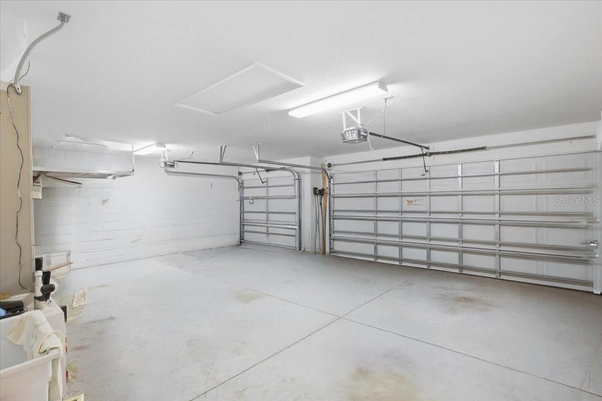 Photo 17 of 20: 3 car garage