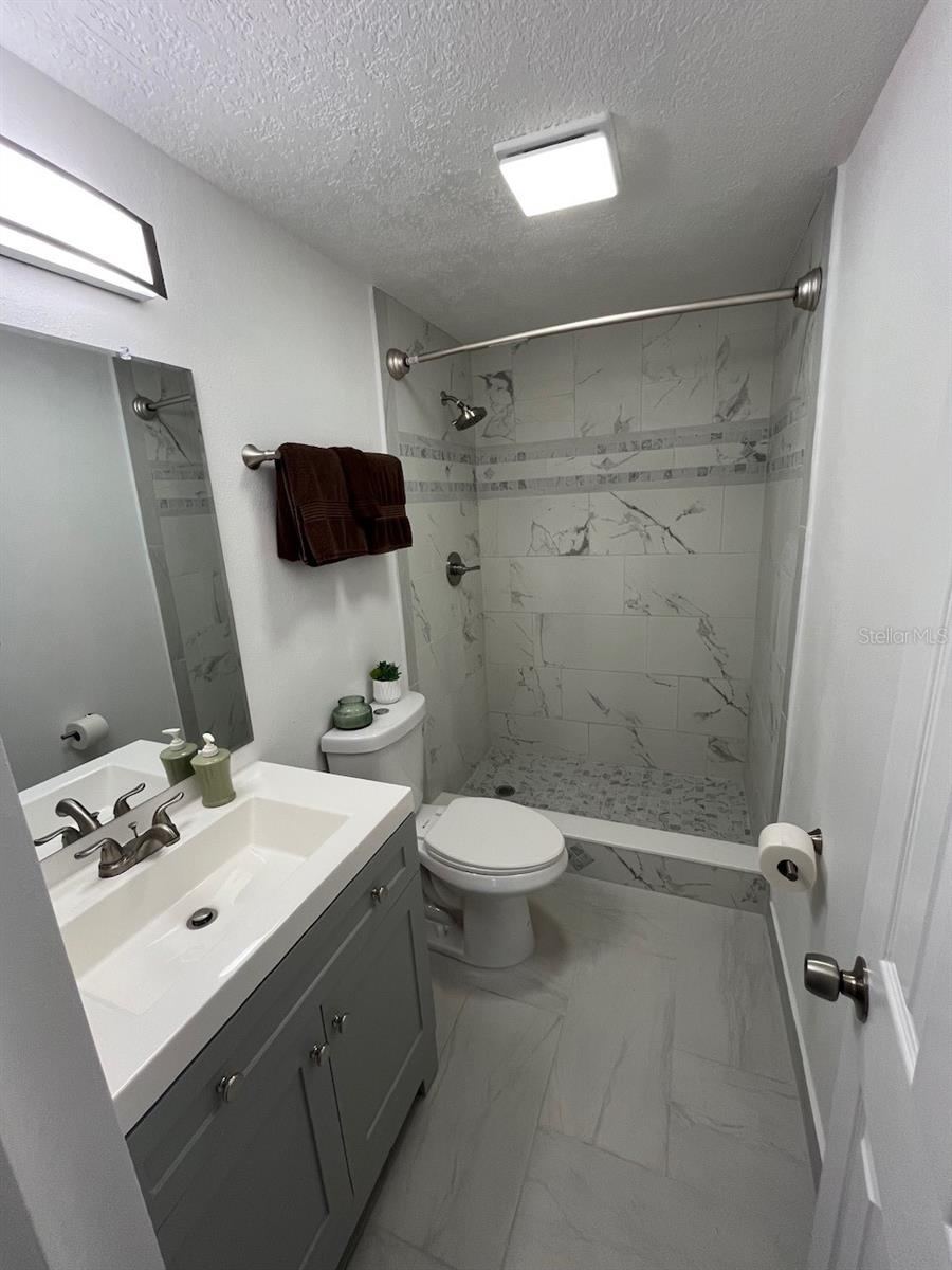 Photo 17 of 20: Master Bath
