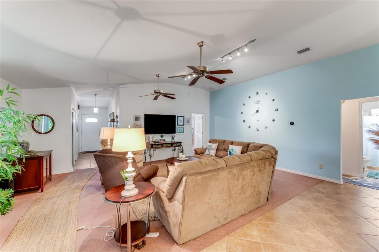 Photo 6 of 20: Living room