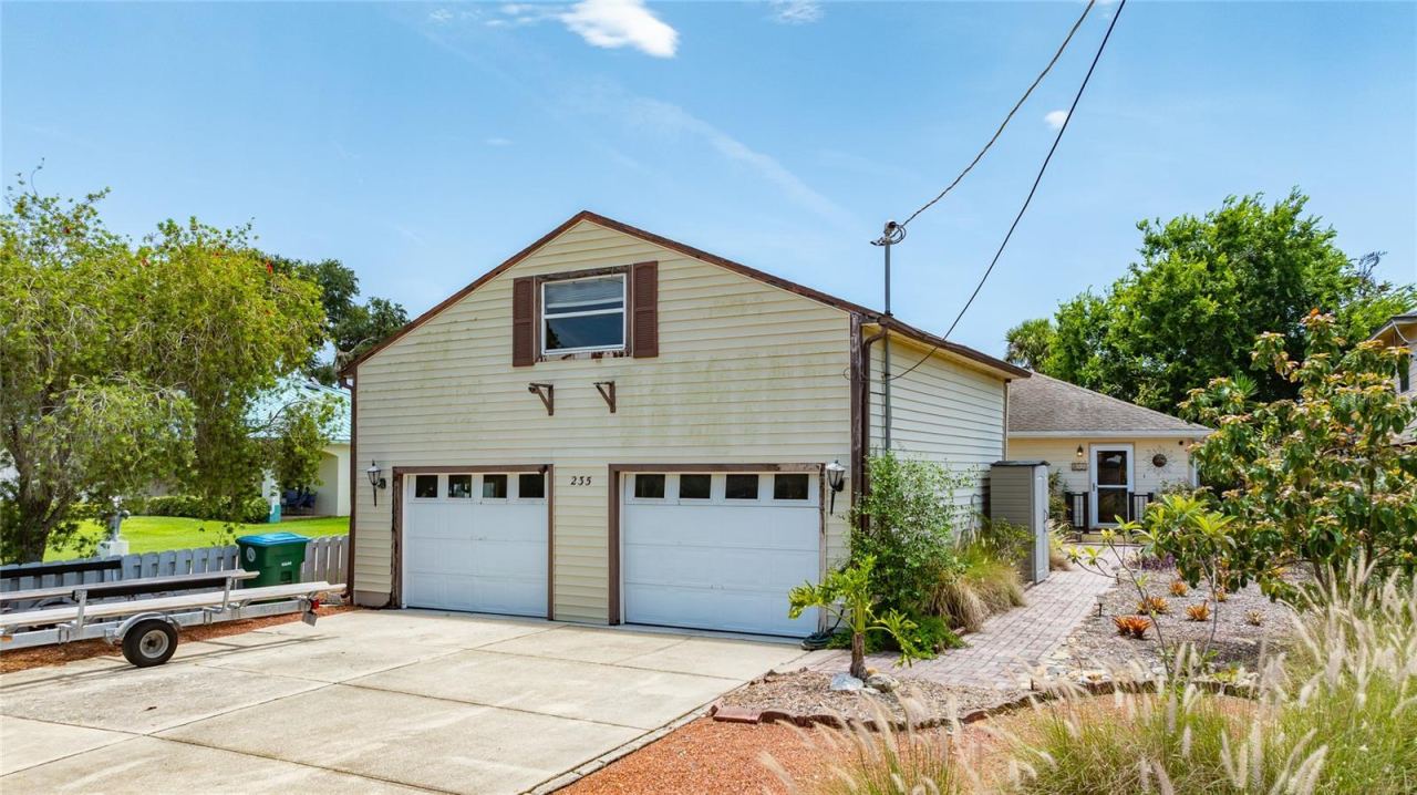 Photo 3 of 20: Detached garage