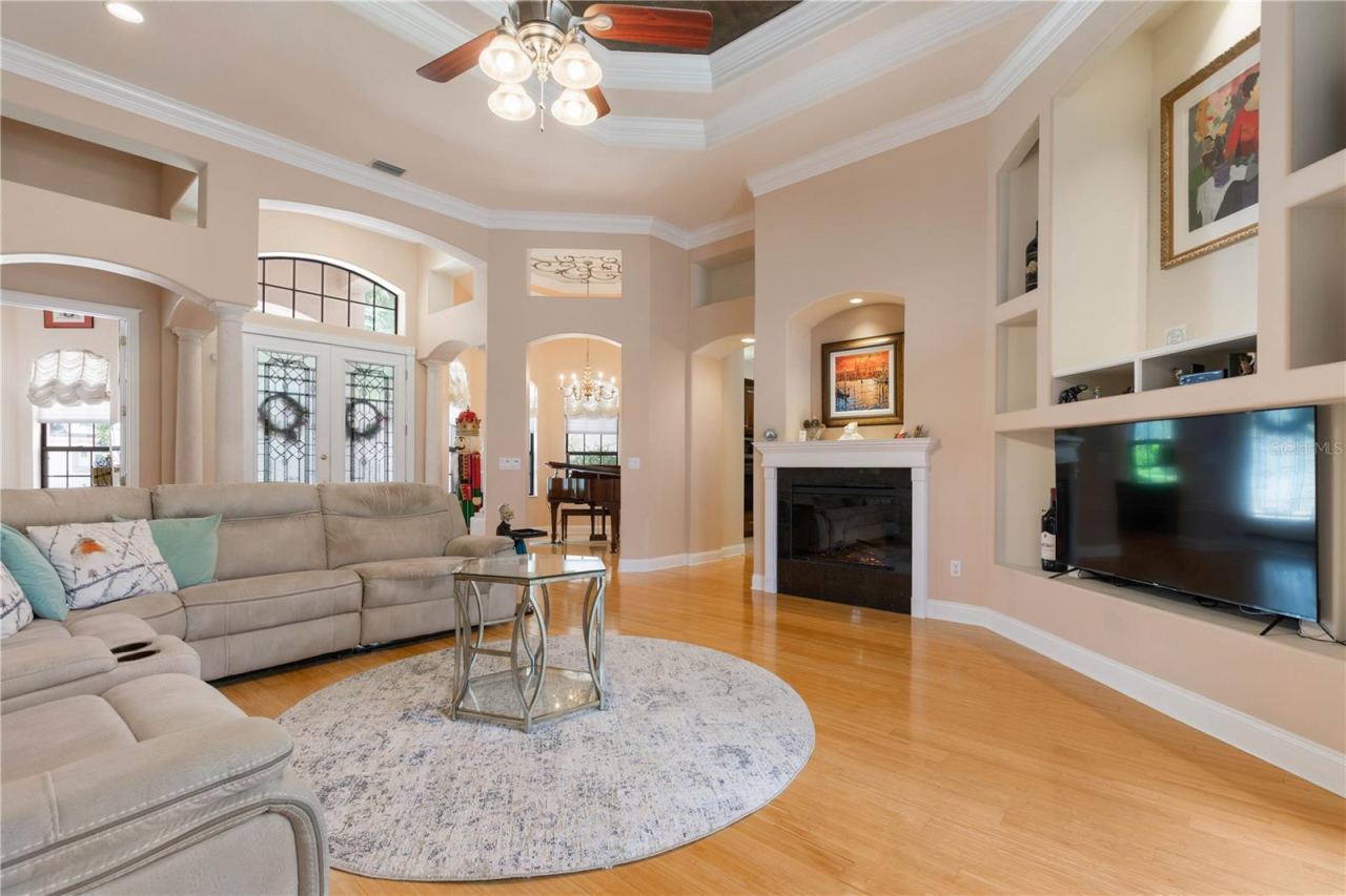 Photo 4 of 20: Living Room