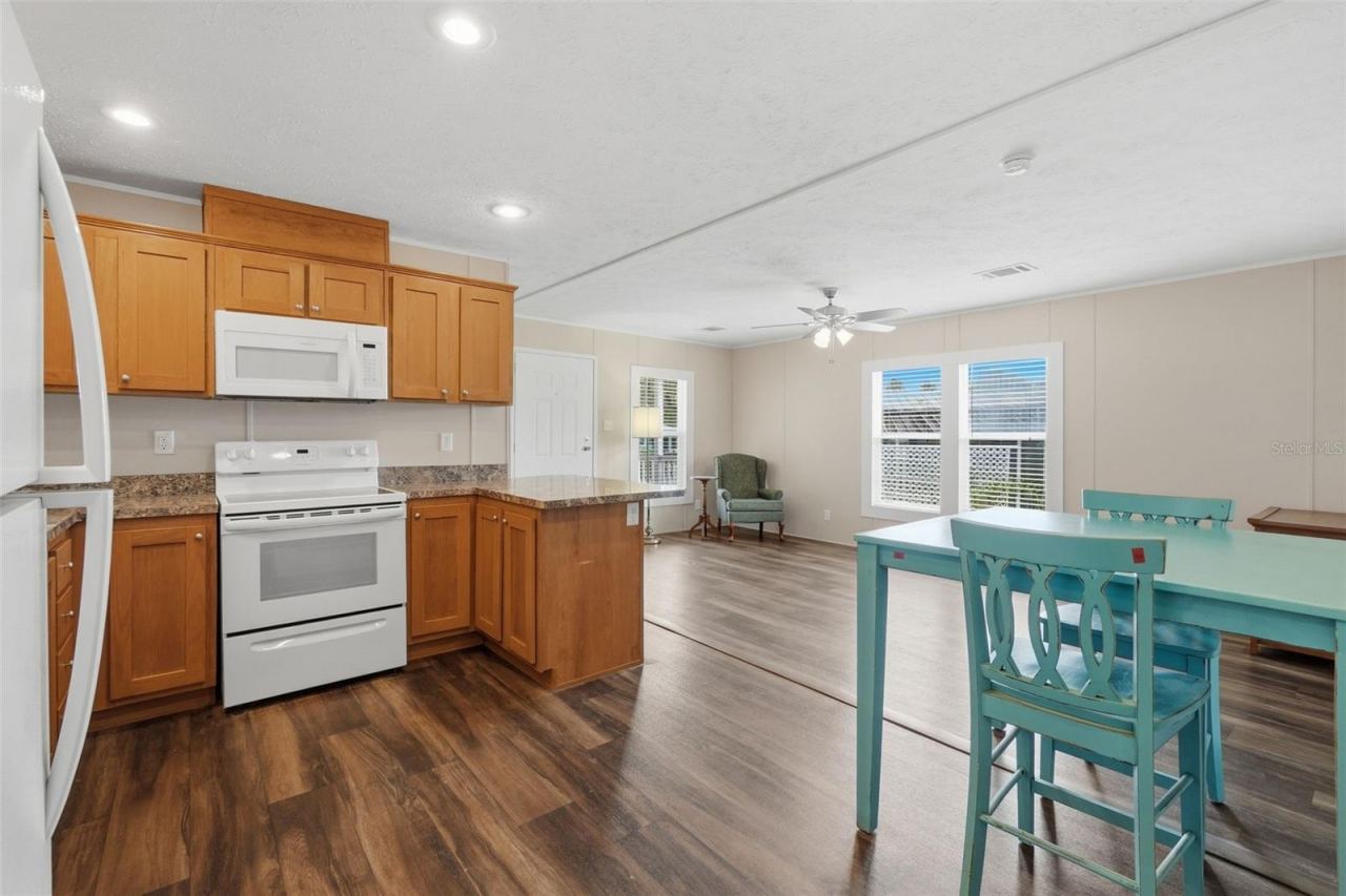 Photo 17 of 20: Kitchen/dining area