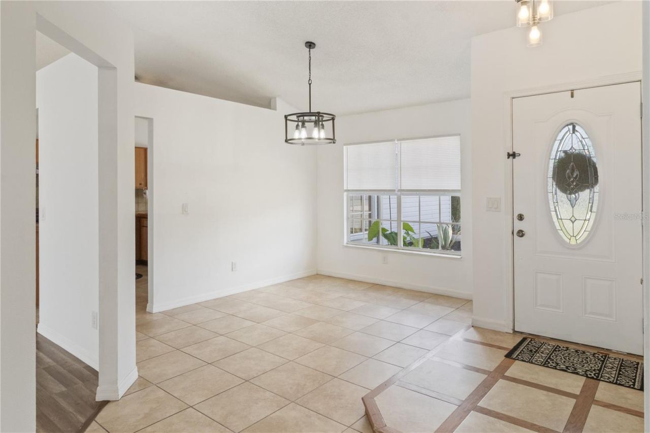 Photo 11 of 20: Entry and Dining Room