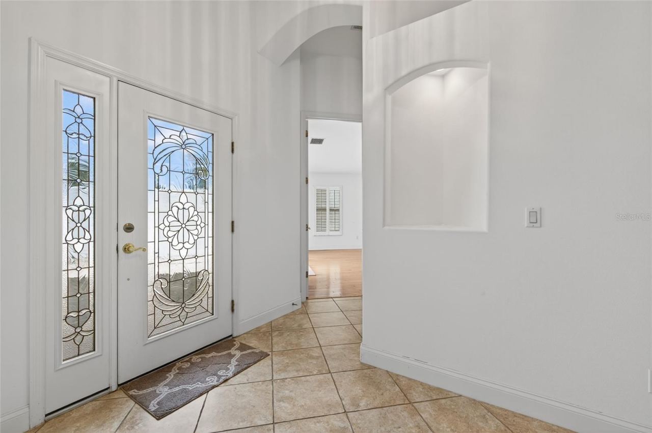 Photo 11 of 20: Main Entryway