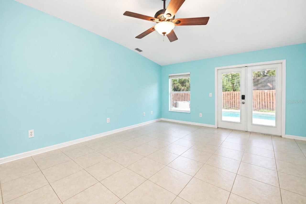 Photo 20 of 20: High ceilings.